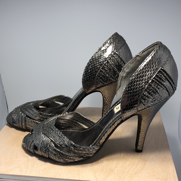 Steve Madden Silver Pumps, size 6.5 - Picture 3 of 6